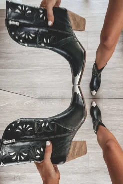 Ways Of The West Silver Pointed Toe Western Boot