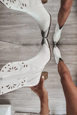 Ways Of The West Silver Pointed Toe Western Boot